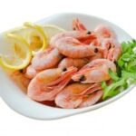 Креветки отварные в пряном бульоне с зеленью и лимоном