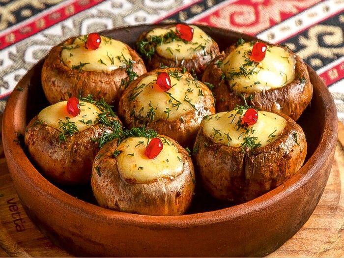 photo_2025-11-17_20-43-40 Шампиньоны с креветками под сулугуни — изображение 1